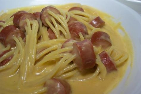 Hot Dog Spaghetti - What a great idea for a kid friendly meal!  I'm not a fan of regular hot dogs or packaged cheese sauce, but I would try a variation of this recipe with a good Hot dogs or sausage or perhaps kielbasa along with a yummy homemade cheddar sauce! Hot Dog Pasta, Hot Dog Spaghetti, Mac And Cheese Sauce, Cheesy Spaghetti, Spaghetti Sauce Recipe, Hot Dog Recipes, Spaghetti Recipes, Fun Kids Food, Ham And Cheese