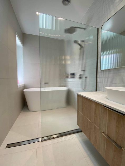 Fluted Glass Shower Screen, Mountain Bathroom, Glass Shower Screen, City Bathrooms, Bathroom Shower Doors, Shower Screens, Small Bathroom Renovations, Bathroom Ensuite, Reeded Glass