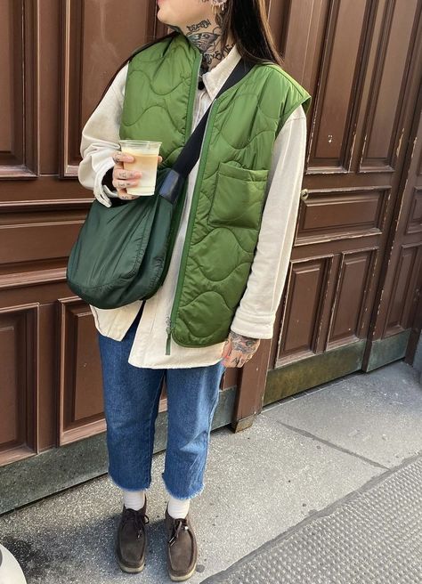 Quilted Vest Street Style, Puffy Vest Outfits For Women Fall, Bodywarmer Outfit Women, Womens Wallabees Outfit, Knitwear Vest Outfit, Bodywarmer Outfit, Garconne Style Outfit, Green Gilet Outfit, Quilt Vest Outfit