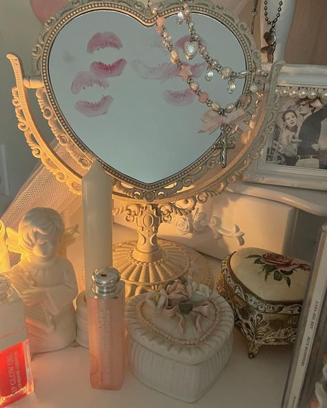 Vintage Princess Aesthetic, Light Aesthetic, Bedroom Remodel, Pearl Heart, Aesthetic Things, Princess Aesthetic, Bedroom Vintage, Fan Girl, Everything Pink