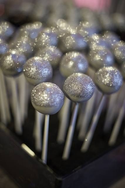 Happy New Year Cake Pops Silver Cake Pops, Glitter Cake Pops, Metallic Cake, Sparkle Cake, Metallic Wedding, Silver Cake, New Year's Cake, Glitter Cake, Mini Pies