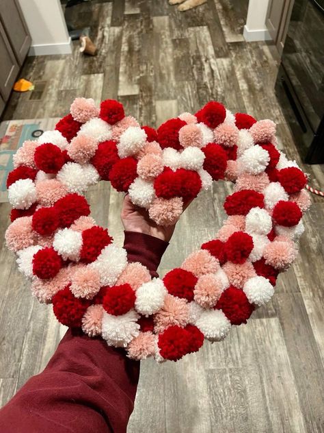 Heart Shaped Pom Pom Wreath, Valentine Pom Pom Crafts, Easter Pom Pom Crafts, Yarn Projects Crochet, Diy Valentines Day Wreath, Diy Valentines Day, Twine Crafts, Pom Wreath, Pom Crafts