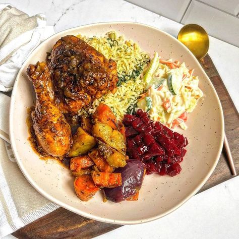 Cooking_with_Nthabi on Instagram: "SUNDAY PLATE 💗" Sunday Plate Ideas, Plates Of Food Meals, Soul Food Lunch Ideas, Sunday Plate Food, Sunday Food Ideas Dinners, Healthy Sunday Lunch Ideas, Lunch Plate Ideas, African Meals Dinners, How To Plate Food