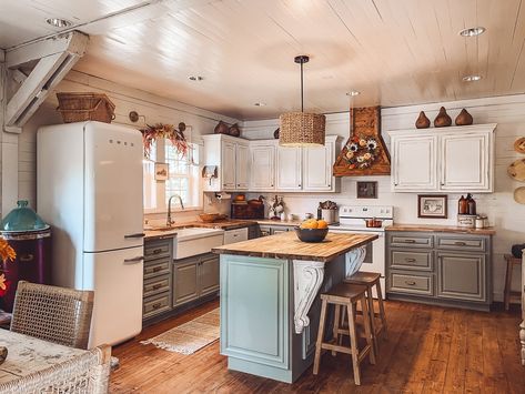 The kitchen. The heart of our home. 🤍 . #fallinspo #fallhome #alabamafarmhouse #joyhouseinteriors #joycrossroadfarms #homedecor #interiordesign #rusticcottage #mycountryhome #vintage #collectedhome #antiques #countryliving #southernhomemag #fleamarketdecor #vintagepickin #cottagefarmhouse #thecottagejournal #mycountryhome #countryhomemagazine #americanfarmhousestyle #southernfarmhouse #salvage #diy #cottagedecor #cottagesandbungalows #countrycottage #collectedhome Southern Farm House, Farmhouse Tour, Country Home Magazine, American Farmhouse Style, Retro Farmhouse, Flea Market Decorating, Cottages And Bungalows, Small Farmhouse, Rustic Cottage