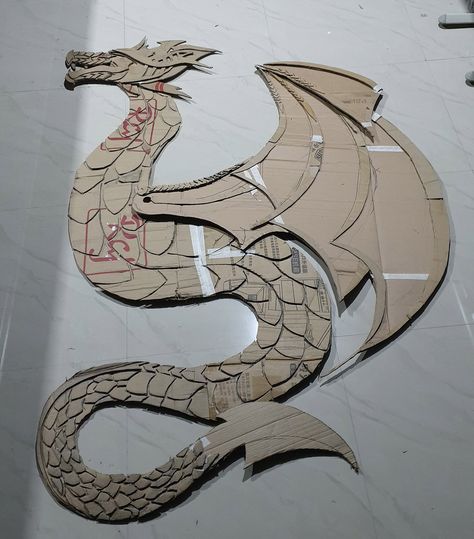 Dragon Box Diy, Dragon Library Display, Diy Room Decor Cardboard, Diy Dragon Decor, Dragon Halloween Decorations, Dragon Room Ideas, Diy Cardboard Dragon, Recycled Animals, Cardboard Shark