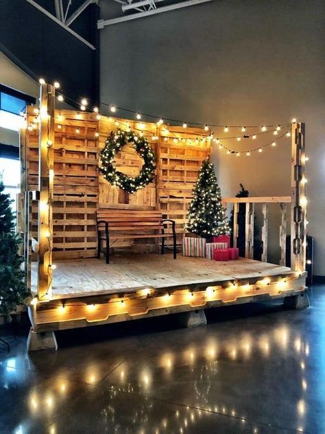 Trending Photo Booth Design for Christmas Christmas Pallets, Woodworking Christmas, Movie Night Ideas, Photo Booth Design, Candy Land Christmas, Christmas Makes, Night Ideas, Candy Land, Booth Design