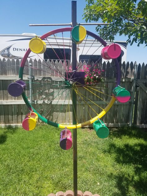 Ferris wheel bird feeder made out of old bicycle rim and PVC pipe. Garden Diy Furniture, Diy Photo Display, Bicycle Rims, Old Bicycle, Outdoor Chandelier, Wheel Art, Diy Bird Feeder, Vintage Garden Decor, Old Bikes