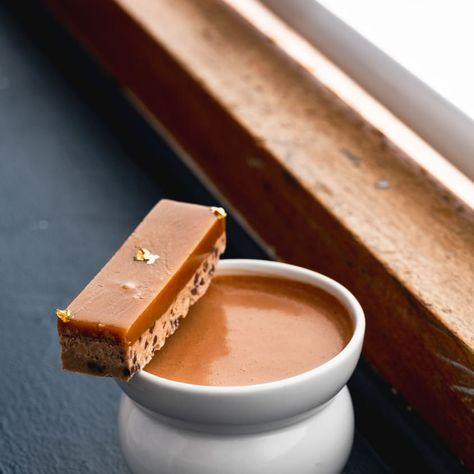 MILLIONAIRE’S SHORTBREAD | Valrhona Chocolate Plating Dessert, Biscuits Diététiques, Chocolate Creations, Valrhona Chocolate, Millionaire Shortbread, Coffee Cart, Shortbread Recipes, French Desserts, No Bake Bars