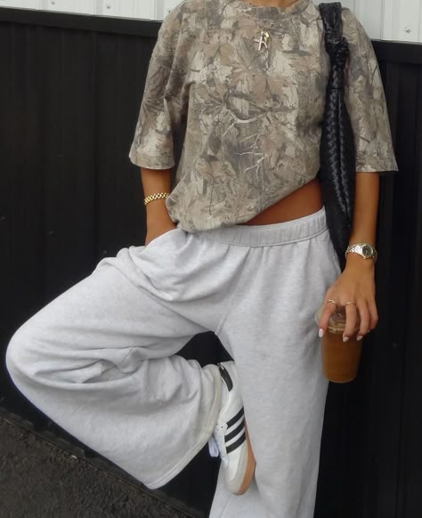 Cute Casual Outfits With Sweatpants, Cozy Beach Fits, Leo Rising Outfits Women, Cold Weather Lounge Outfits, Lazy Cozy Outfits, Cute Comfy Winter Outfits Lazy Days, Streetwear Chic Outfit, Matching Sweat Set Outfit, Winter Outfits Athletic