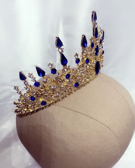 Beautiful blue sapphire Victorian crown with Swarovski crystals. Perfect for a special occasion. Comes beautifully packaged in a pouch. Also available in green and red. Bridgerton Crown, Sapphire Tiara, Quince Crown, Victorian Crown, Tiara Blue, Baroque Crown, Blue Cosplay, Quinceanera Crown, Blue Quince