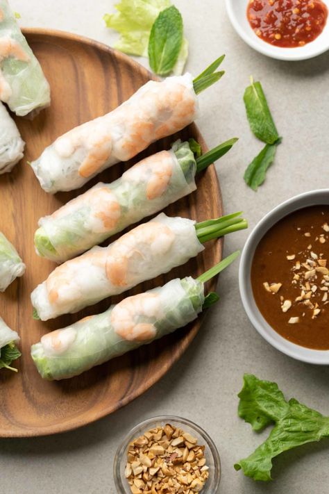 Vietnamese Spring Rolls (Gỏi Cuốn) w/ Peanut Sauce - Hungry Huy Spring Roll Sushi, Vietnamese Peanut Sauce, Vietnamese Spring Rolls Recipe, Thai Shrimp Soup, Easy Vietnamese Recipes, Summer Rolls Recipe, Vietnamese Summer Rolls, Salads Recipes For Dinner, Shrimp Spring Rolls