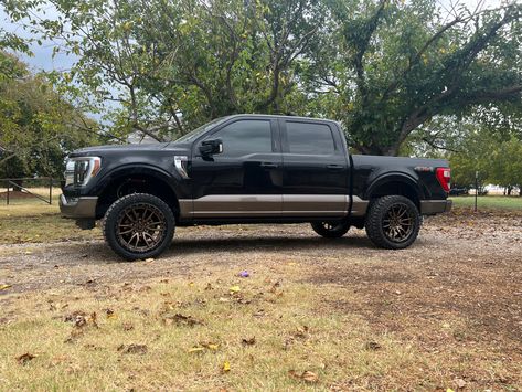 Rough Country Vertex 3” Coilover struts. 
33x12.5 Venom Power R/T Hybrid tires
22x10 Fuel Rebel wheels
2021 Ford F-150 Limited Grille Venom Powers, Future Trucks, Ford 4x4, Truck Yeah, King Ranch, Black Wheels, Ford F250, Car Stuff, Ford F 150