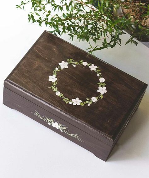 Paint On Box Ideas, Painted Box Aesthetic, Wood Box Painting Ideas Easy, Painting Wooden Boxes Ideas, Wooden Jewelry Box Painting Ideas, Painted Boxes Ideas, Decorative Boxes Diy, Painted Box Ideas Simple, Painted Box Ideas Aesthetic