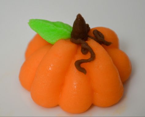 Piping Pumpkins On Cake, Icing Pumpkins On Cake, Piping Fall Leaves, Pumpkin Cupcake Decorating Ideas, Pumpkin Piping, Piped Pumpkins, Thanksgiving Cake Decorating Ideas, Fall Buttercream Cupcakes, Frosting Pumpkins