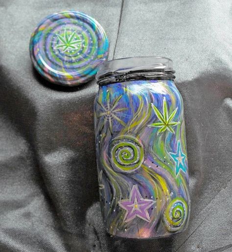 A hippy-trippy jar, up-cycled and painted with an aurora borealis background and colorful swirls, stars, dots and MJ leaves decorating the jar all the way around. Very nice! Found at Lil-Market.com and Etsy .com/LilMarketCreations Bong Decorating Ideas, Sesh Room, Mason Jar Painting Ideas, Jar Decorating Ideas, Colorful Swirls, Dancing Lights, Painting Glass Jars, Recycled Jars, Diy Jar