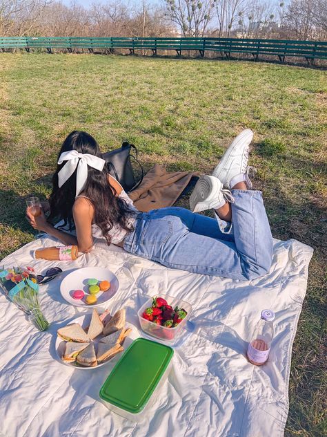 Insta: whoispreetka #picnic #strawberry #macarons #girlyoutfits #brunette Picnic Outfit Ideas Casual Jeans, Picnic Date Outfits, Micro Trends, Strawberry Macarons, Picnic Date Food, Picnic Photo Shoot, Picnic Pictures, Corset Fashion Outfits, Picnic Outfit