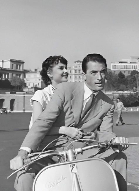 Gregory Peck et Audrey Hepburn,Roman Holiday. Roman Holiday Movie, Gregory Peck Movies, Audrey Hepburn Roman Holiday, Mr Ripley, William Wyler, Hollywood Scenes, Gregory Peck, Tomorrow Is Another Day, Roman Holiday