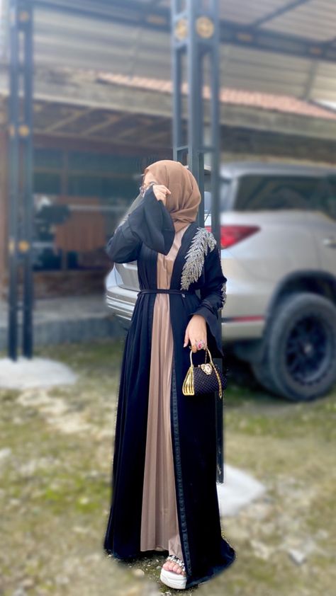 Hijab Hipster, Dress Gamis, Beautiful Red Dresses, Hijab Fashionista, Racun Shopee, Hijab Aesthetic, Bff Photoshoot Poses, Hijabi Aesthetic, Fashion Top Outfits