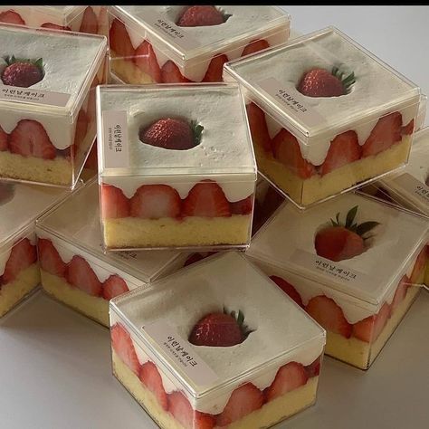 18.2k Likes, 92 Comments - Amazing World Talents (@sugarnspices_ng) on Instagram: “⬅️ Follow  Mini fraisier box by @by.boramm . . #Weddingday #Weddingphoto #Weddingideas #Foodie…” Pretty Dessert, Cute Baking, Think Food, Strawberry Cakes, Cute Desserts, Pretty Cakes, Food Obsession, Cafe Food, Yummy Food Dessert