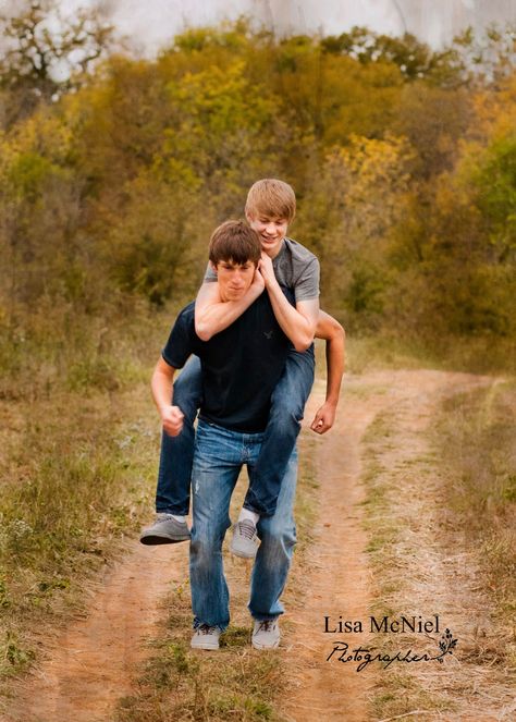 brothers posing Brother Poses, Sibling Photography Poses, Brother Pictures, Sibling Photo Shoots, Brothers Photography, Brother Photos, Sibling Pictures, Family Photoshoot Poses, Boy Photo Shoot