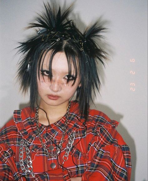 Spikey Hair Buns, Odd Hairstyles, Unconventional Hairstyles, Unique Hairstyles For Short Hair, 80s Punk Hair, Alternative Hair Styles, Punk Hair Women, Harajuku Hairstyle, Red Hair Hairstyles