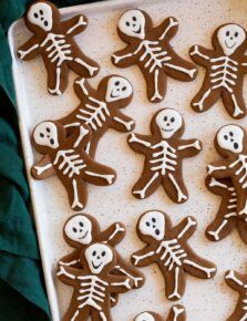 Skeleton Cookies, Iced Pumpkin Cookies, Biscuits Halloween, Soft Gingerbread, Gingerbread Cookies Decorated, Halloween Cookies Decorated, Halloween Sugar Cookies, Ginger Bread Cookies Recipe, Man Cookies