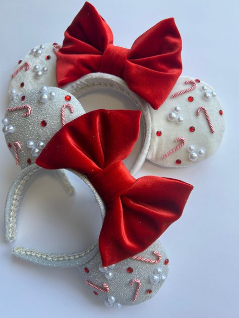 Candy Cane pearl Mickey ears .  Choose from white velvet ears with a red velvet or a Silver glitter ears with a velvet bow to give it that Festive shimmer look .  Perfect ears for the Holiday Season Disney Ears Homemade, Gingerbread Mickey Ears, Christmas Ears Disney, Princess Disney Ears, Light Up Disney Ears, Christmas Mickey Ears Diy, Diy Ears Disney, Epcot Mickey Ears, Christmas In Disney World Outfits