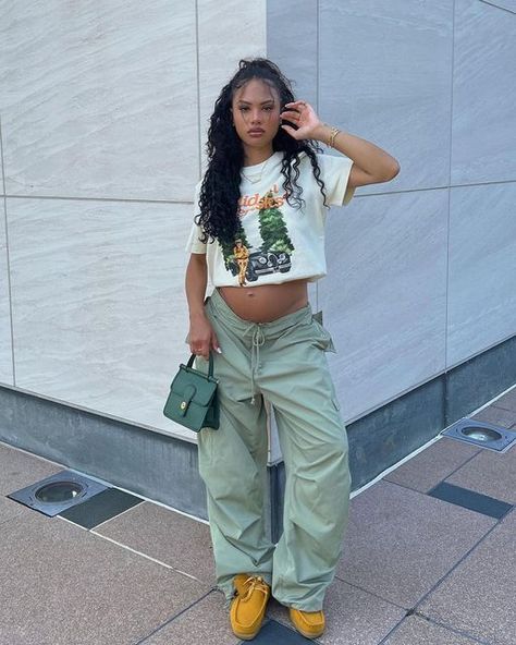 Hot Pregnancy Outfits, Maternity Cargo Pants, Maria Beltre, Streetwear Joggers, Cargo Outfit, Cargo Pants Streetwear, Trendy Maternity Outfits, Pretty Pregnant, Mommy Outfits