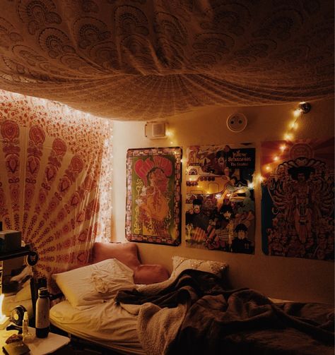 psychedelic 60s dorm room Tapestry Bedroom Ceiling, Tapestry On Ceiling Bedrooms, 60s Aesthetic Room, Dope Rooms, Ceiling Tapestry, Dorm Room Tapestry, Sofa Bed For Small Spaces, Hippy Room, Room Tapestry