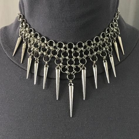 Even If You Be Little, Be Fierce, With This Warrior-Style Handmade Spiked Necklace! This Silver Necklace Features Comfy, Flexible Layers Of Chainmail Links With Spikes At The Ends. The Middle 3 Spikes Are Slightly Longer Than The Rest. It Has The Versatility Of Being Very Adjustable, So It Can Be Worn Tighter As A Choker For A More Gothic, Punk, Or Emo Look. Or You Can Wear It Looser (As In Pictures 2 And 9) For A More Tribal Vibe. This Unisex Warrior Necklace Has Been Newly Handmade Just For Yo Chainmail Jewelry Necklaces, Wire Wrapping Necklace, Silver Chainmail Necklace, Gothic Chainmail Jewelry, Chain Mail Necklace, Chainmail Jewelry Patterns, Chainmail Costume, Warrior Jewelry, Spiked Necklace