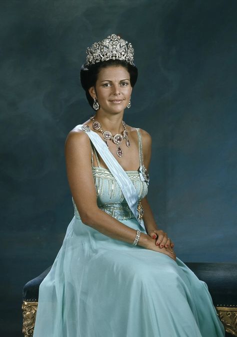 Eight Royal Tiaras for Eighty Years: Queen Silvia’s Luminous Braganza Portraits King Queen Princess, Queen Silvia Of Sweden, Kroonprinses Victoria, Queen Of Sweden, Royal Photography, Green Evening Dress, Royal Tiaras, Queen Silvia, Danish Royal Family