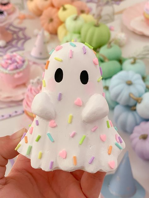 Pastel Halloween Treats, Pastel Color Halloween Decor, Pink Ghost Birthday Party, Cute Clay Decor, Christmas Pastel Decor, Pink Halloween Diy, Craft Fair Ideas To Sell Handmade, Things To Make For Halloween, Diy Cute Halloween Decorations