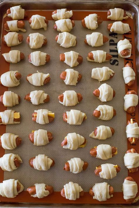 Pigs in a Blanket :: Easy recipe with only two ingredients (three if you want cheese!). Simply wrap mini hot dogs in crescent rolls and bake... Perfect for kids, parties and the Super Bowl! #hotdogs #lilsmokies #crescentdogs #appetizers #snacks #superbowl Piggies In A Blanket, Hot Dog Crescent Rolls, Crescent Dogs, Bridal Brunch Food, Pigs In A Blanket Recipe, Mini Hot Dogs, Kids Recipe, Crescent Roll Recipes, Mini Pigs