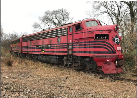 Beautiful Ruins, Abandoned Train, Railroad Pictures, Rail Transport, American Graffiti, Places In America, Railroad Photography, Rail Car, Covered Wagon