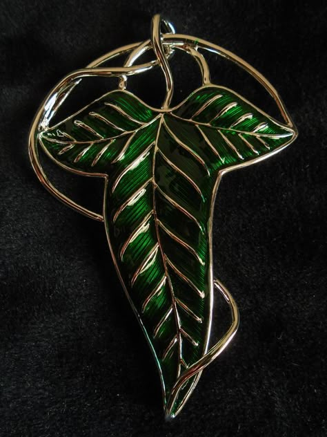 The Lord of the Rings: the Fellowship of the Ring: the elven leaf brooch 1:1 replica worn by the members of the Fellowship made by Noble Collection; material: pewter with green enamelling #lotr #thelordoftherings #noblecollection #jrrtolkien Fellowship Tattoo, Lorien Leaf, Moody Mood Board, Dark Academia Life, Elvish Tattoo, Lotr Jewelry, Lotr Aesthetic, Lord Of The Rings Wedding, Lotr Tattoo