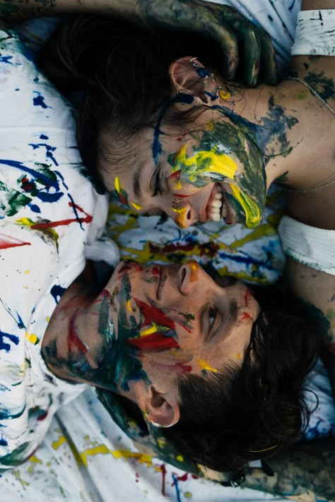 Artist Couple Photography, Paint Couple Photoshoot, Couples Paint Photoshoot, Creative Couples Shoot, Blind Date Photoshoot, Artist Couple Aesthetic, Ice Cream Couple Photoshoot, Couple Painting Together, Couple Photoshoot Ideas Unique