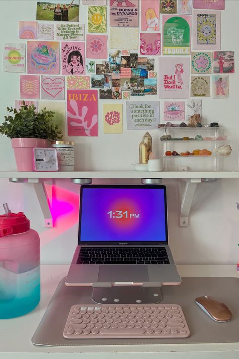 Pink Aesthetic Desk, Colorful Eclectic Bedroom, Aesthetic Desk Setup, Room Organization Bedroom, Dream Bedroom Inspiration, Study Desk Decor, Aesthetic Desk, Uni Room, Pastel Room