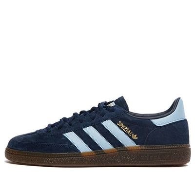 The adidas Handball Spezial Shoes in the Navy Gum colorway are a timeless blend of sporty elegance. Originally designed for elite handball players in 1979, these sneakers have become a style icon. Crafted with a supple suede upper, they exude classic chic. The signature three light blue stripes adorn the sides, while the soft gum rubber outsole pays homage to their vintage roots. Whether you’re a football fan or a fashion enthusiast, the Handball Spezial Shoes offer comfort and style. Step into Cute Trendy Sneakers, Adidas Shoes Women Blue, Navy Adidas Samba, Navy Adidas Shoes, Adidas Shoes Sambas, Shoes For Christmas List, Navy Blue Spezial Adidas, Adidas Gizzel, Navy Blue Spezial