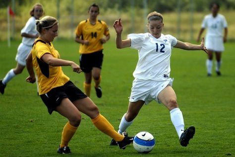 Why Women are More Vulnerable to Concussions Soccer Injuries, Football Goal Post, Benefits Of Sports, Mia Hamm, Sports Games For Kids, Girls Football, Competition Games, Soccer Stadium, Playing Soccer