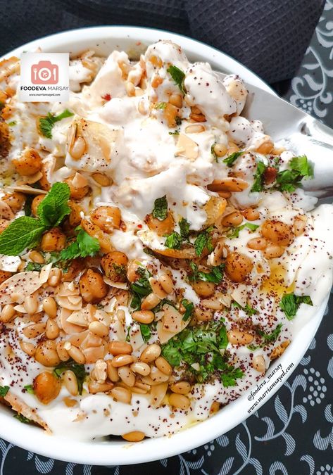 Chicken Fatteh Recipe, Chicken Fatteh, Fatteh Recipe, Lebanese Chicken, Arab Food, Bread Garlic, Recipes By Ingredients, Mediterranean Recipes Healthy, Greek Yogurt Chicken