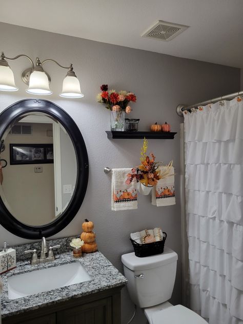 Small Bathroom Fall Decorations, Thanksgiving Bathroom Decor Ideas, Fall Restroom Decor Ideas, Bathrooms Decorations, Aesthetic Organizing, Town Layout, Fall Apartment, Fall Centerpiece Ideas, Fall Bathroom Decor Ideas