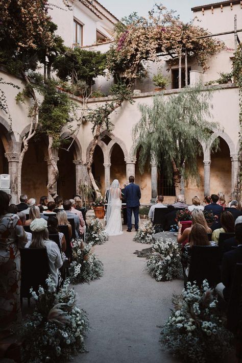 Wedding With White Flowers, Italian Castle Wedding, Italy Wedding Venues, Tuscany Wedding Theme, Enzoani Wedding Dress, Sorrento Wedding, Rustic Italian Wedding, Wedding Venues Italy, Italian Wedding Venues