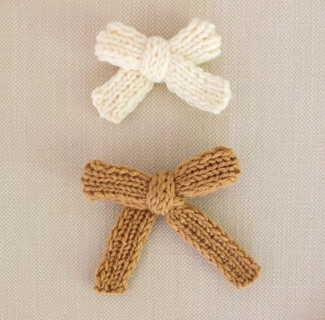 Knit Hair Bow, Crochet Hair Bows, Crochet Headband Tutorial, Headband Tutorial, Hair Clips Diy, Crochet Bows, Finger Knitting, Bow Pattern, Handmade Hair Accessories