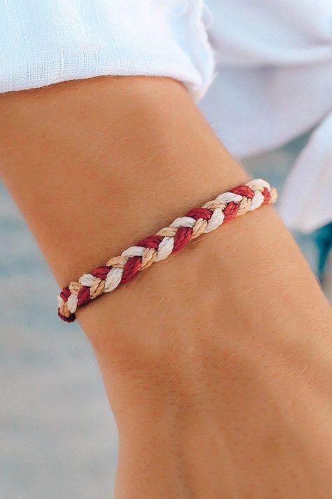 Stunning String Bracelet Patterns for Every Skill Level Wild Lilies, Golf Bracelet, Diy Braided Bracelet, Bracelets Red, Braided Friendship Bracelets, Diy Bracelets With String, String Bracelet Patterns, Cute Friendship Bracelets, Friendship Bracelets Designs