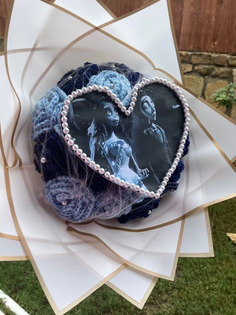 corpse bride crochet bouquet 🩵 dm us on instagram to order @thatbouquetshop 🫶!! #eternalbouquet #bouquet #roses Flowers From Coraline, Spooky Crochet Bouquet, Flower Bouquet Halloween, Halloween Crochet Bouquet, Corpse Bride Flowers, Horror Bouquet, Corpse Bride Crochet, Corpse Bride Bouquet, Disney Bouquet