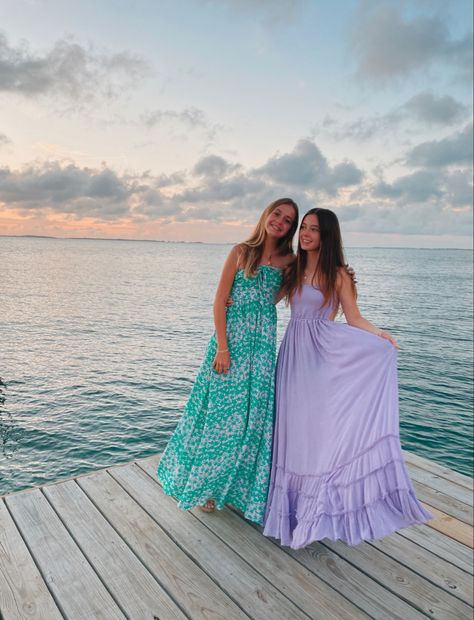 maxi dresses, best friends, summer inspo, long dress, free people dress, pic inspo, outfit inspo Preppy Tops, Beachy Dresses, Long Sundress, Fancy Fits, Hawaii Outfits, Summer Picture Poses, Cute Summer Dresses, Grad Dresses, Beach Photoshoot