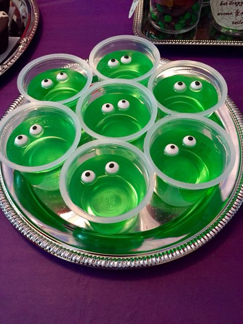 Hotel Transylvania Party-green jello St Patricks Day Party, Halloween Party Snacks, Halloween Front Porch, Halloween Party Games, Halloween Diy Crafts, Halloween Desserts, Halloween Cupcakes, Halloween Games, Party Treats