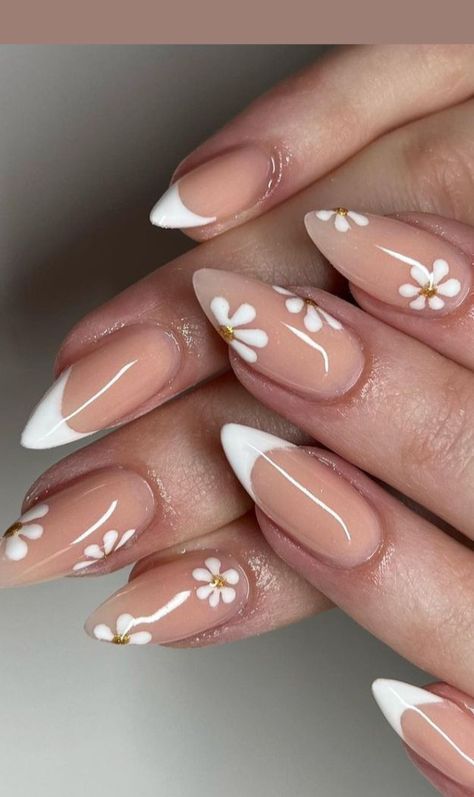 White Design Square Nails, Yellow Spring Nail Designs, Nude Nails Flower Design, Nail Yellow Design, White And Gold Flower Nails, White And Yellow Nails Ideas, Nails Summer Natural, Nail Inspo Trendy 2024 Spring Almond, Spring Nail Ideas Almond