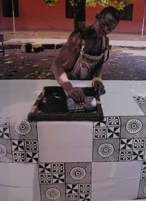 Ghana - Silk Screen Printing - 2010 Adinkra cloth. When it's this precise, it's character vanishes. Adinkra Cloth, African Textile, Screen Printer, African Textiles, African Pattern, African Design, Silk Screen Printing, African Fabric, Silk Screen