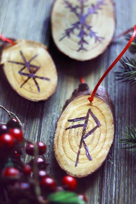 Yule Trees Ideas, Norse Holidays Vikings, Handmade Yule Decorations, Runes For Yule, Norse Yule Decorations, Pagan Ornaments Diy, Easy Diy Yule Decorations, Witch Yule Tree, Wiccan Christmas Tree